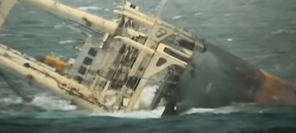 Skræmmende video: Her forliser fragtskib Skræmmende video: Her forliser fragtskib