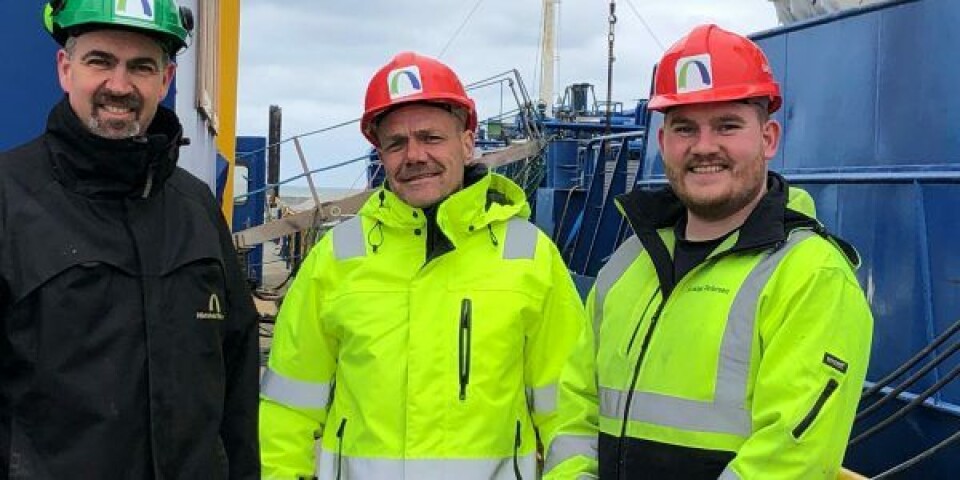 Peter R. Jørgensen (t.v.), direktør Hirtshals Yard, Søren G. Mathiasen, Team Manager Alfa Laval og klejnsmedelærling Nicklas T. Petersen Foto: MARLOG