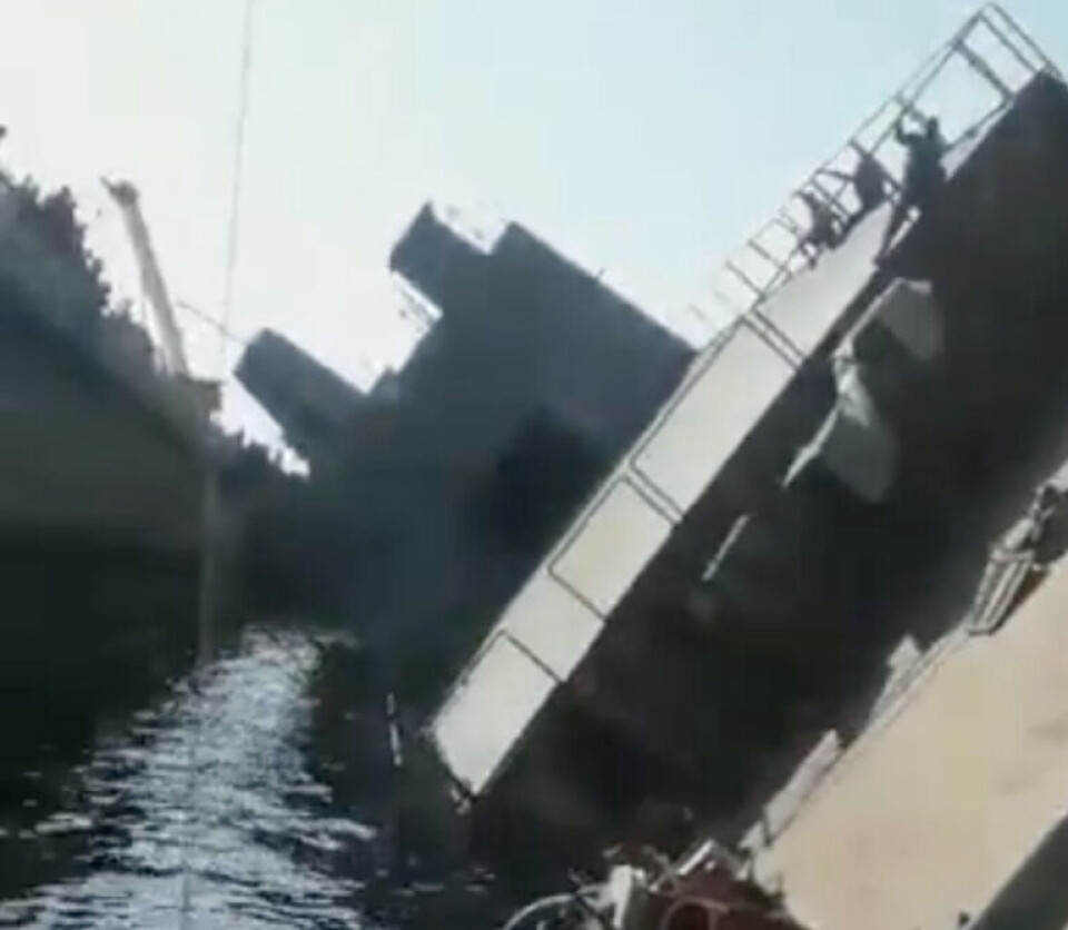 Vild video: Iransk flådefartøj kæntrer i tørdok Vild video: Iransk flådefartøj kæntrer i tørdok
