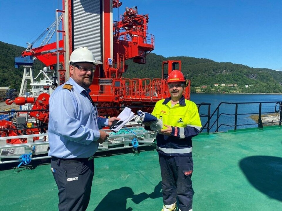Overdragelsesceremonien af Alba til Esvagt. Fra venstre Jesper Fredriksen, Kaptajn på Esvagt Alba og Geir Helge Nordstrand, Process Leader Production hos Havyard Leirvik.