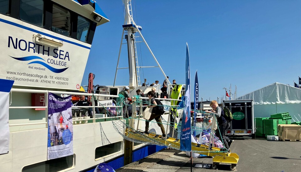 North Sea College, der står bag uddannelsen til erhvervsfisker, plejer ligeledes at være til stede i Hirtshals.
